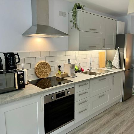 Brand New Flat 5 With Free Parking And Fast Wifi Apartment York Bagian luar foto